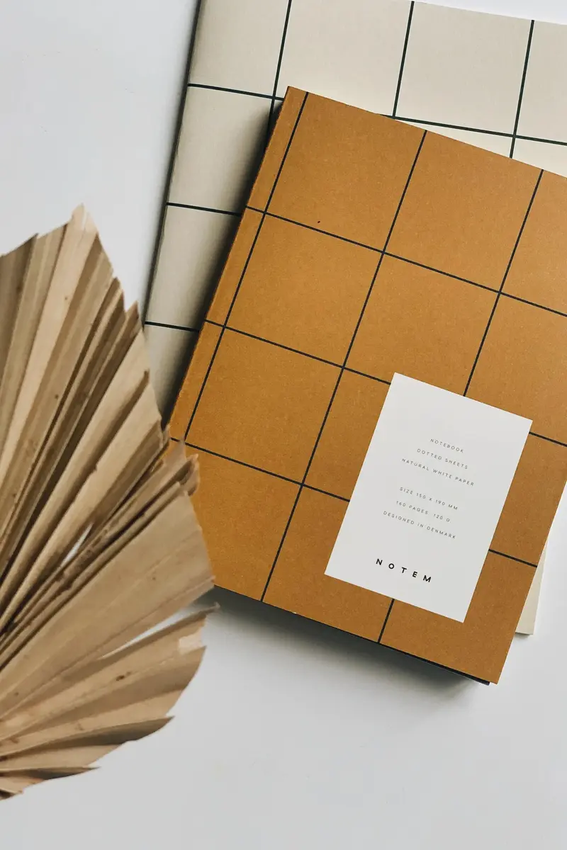 Notem studio, Uma notesbog flat lay, Softcover medium, Ochre